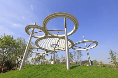 Paslanmaz çelik halkalı heykel, fotoğrafa yakın çekim.