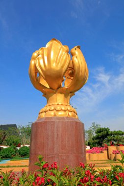 Bauhinia Çiçeği 'nin heykeli her zaman çiçek açar.