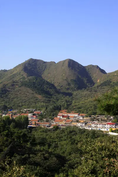 Dağ köyü manzarası, fotoğrafa yakın çekim.