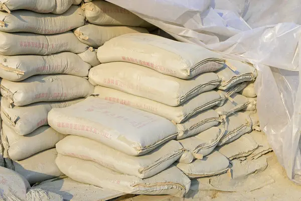 İnşaat alanında çimento torbası, fotoğrafa yakın çekim.