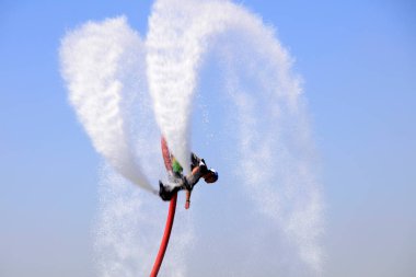 Su, parkta performans sergiliyor.