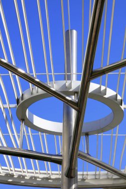 Dairesel çelik yapı, fotoğrafa yakın çekim.