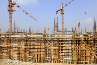 İnşaat alanında çelik boru iskelesi. 