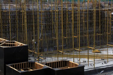 İnşaat alanında çelik boru iskelesi. 