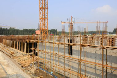 İnşaat alanında çelik boru iskelesi. 