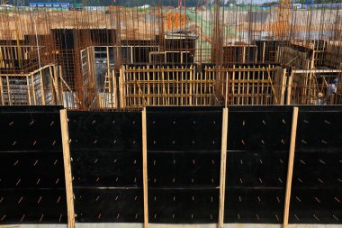 İnşaat alanlarında ahşap parantez