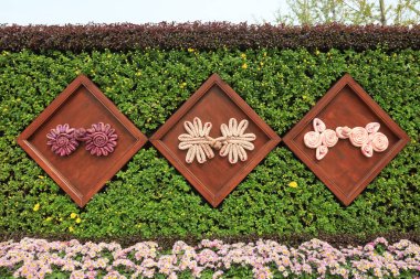 Çin geleneksel döngü şeklinin yeşil heykeli