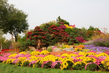 Parkta yeşil bitki heykeli