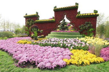 Parkta yeşil bitki heykeli