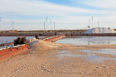 Luannan County - 28 Ekim 2016: işçiler tuz tarlasında işçilik yaptılar, Luannan, Hebei, Chin