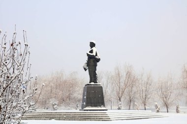 Yang Sanjie heykeli parkta, Çin 'de