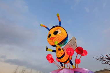 Bebek böcek şekilli fener.