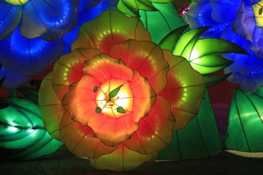 Çiçekler ve bitkiler feneri şekillendirir