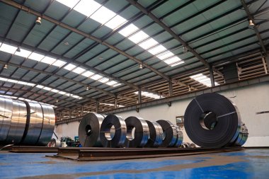 Fabrikada çelik soyuyorlar.