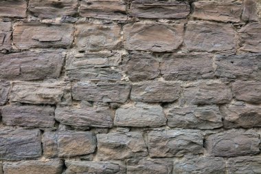 Rocky duvarlar, eski ve kırık