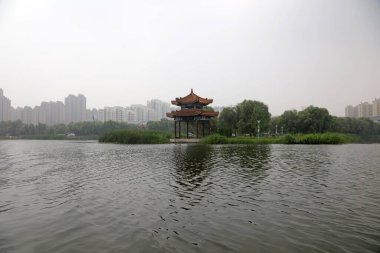 Göl kenarındaki geleneksel Çin mimari manzarası