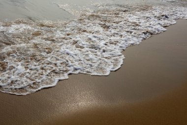 Kum plajı dokusu, fotoğrafa yakın çekim.