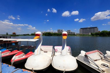 Parklarda, Tangshan, Çin 'de gemi turu.