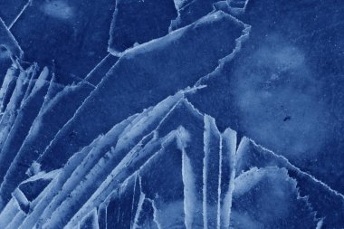 buz üzerinde çatlaklar