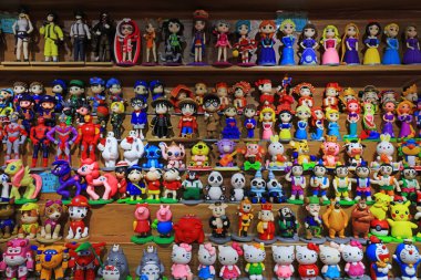 Çizgi film oyuncakları bir mağazaya yığılmış.