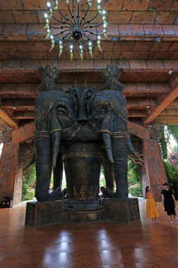 Sanya Şehri, Çin - 31 Mart: Parktaki dev fil heykelleri, Sanya Şehri, Hainan Eyaleti, Çin