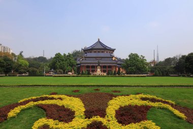 Guangzhou, Çin - 5 Nisan 2019: Guangdong Eyaleti Guangzhou, Çin 'deki Zhongshan Memorial Hall Güney Kapısı Çimenleri