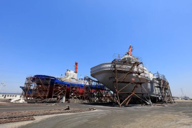 Luannan County - 23 Mayıs 2019: Tamir bekleyen gemiler Çin 'in Hebei Eyaleti' ndeki Luannan County tersanesinde.
