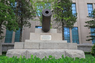 Pekin - 28 Haziran 2019: Demir silah Çin Halk Devrimci Askeri Müzesi, Pekin, Çin 'deki bir kaya üssüne monte edildi