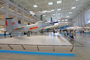 Pekin - 28 Haziran 2019: Sergi salonunda savaşçılar ve füzeler, Çin Halk Devrimci Askeri Müzesi, Pekin, Çin