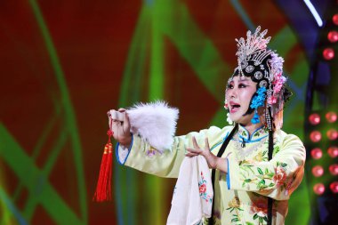 LUANNAN COUNTY - 4 HAZİRAN: Çin operasındaki kadın rolü, ChengZhaoCai büyük tiyatrosunda, 4 Ocak 2014, Luannan Bölgesi, Hebei Bölgesi, Çin