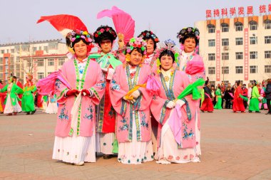 LUANNAN COUNTY - 13 Şubat 2014, Luannan Eyaleti, Hebei Eyaleti, Çin Yeni Yılı sırasında, insanlar renkli kıyafetler giyip, sokaklarda Yanko dansı yapıyorlar..