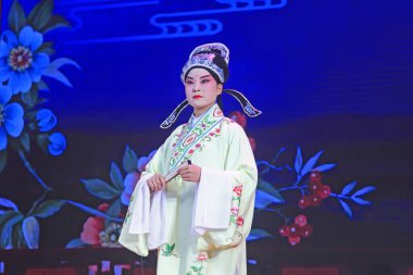 PingJu Childe 28 Aralık 2014 'te sahnede, Luannan County, Hebei Eyaleti, Chin