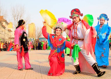 LUANNAN COUNTY - 2 Mart 2015 'te geleneksel Çin usulü Yanko dans gösterileri meydanda, Luannan County, Hebei, Chin