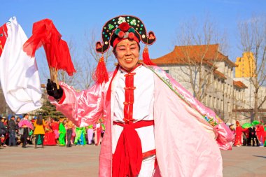 LUANNAN COUNTY - 4 Mart 2015 'te geleneksel Çin usulü Yanko dans gösterileri meydanda, Luannan County, Hebei, Chin