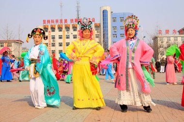 LUANNAN COUNTY - 6 Mart 2015 'te geleneksel Çin usulü Yanko dans gösterileri meydanda, Luannan County, Hebei, Chin