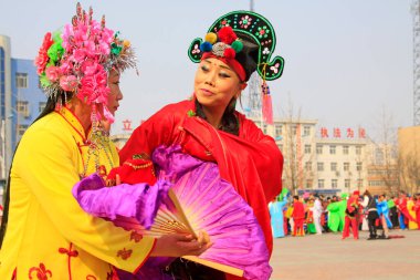 LUANNAN COUNTY - 6 Mart 2015 'te geleneksel Çin usulü Yanko dans gösterileri meydanda, Luannan County, Hebei, Chin