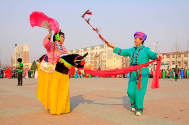 LUANNAN COUNTY - 6 Mart 2015 'te geleneksel Çin usulü Yanko dans gösterileri meydanda, Luannan County, Hebei, Chin