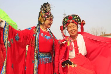 LUANNAN COUNTY - 6 Mart 2015 'te geleneksel Çin usulü Yanko dans gösterileri meydanda, Luannan County, Hebei, Chin