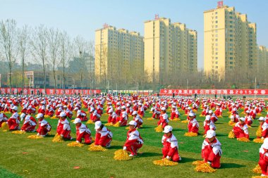 LUANNAN COUNTY - 14 Nisan 2015, Luannan County, Hebei Eyaleti, Chin, Çin atletizm toplantısında grup jimnastik performansı