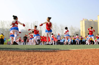 LUANNAN COUNTY - 14 Nisan 2015, Luannan County, Hebei Eyaleti, Chin, Çin atletizm toplantısında grup jimnastik performansı