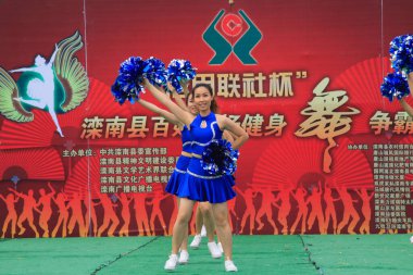 Luannan İlçesi - 17 Haziran 2015: Meydanda fitness dansı gösterileri, 17 Haziran 2015, Luannan Bölgesi, Hebei Bölgesi, Çin