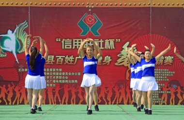 Luannan İlçesi - 17 Haziran 2015: Meydanda fitness dansı gösterileri, 17 Haziran 2015, Luannan Bölgesi, Hebei Bölgesi, Çin