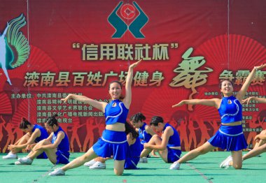 Luannan İlçesi - 17 Haziran 2015: Meydanda fitness dansı gösterileri, 17 Haziran 2015, Luannan Bölgesi, Hebei Bölgesi, Çin