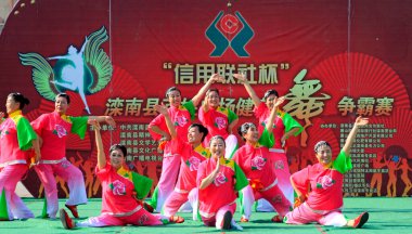 Luannan İlçesi - 17 Haziran 2015: Meydanda fitness dansı gösterileri, 17 Haziran 2015, Luannan Bölgesi, Hebei Bölgesi, Çin