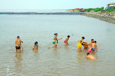 Luannan - 31 Temmuz 2015: Çamurlu gelgit düzlüklerinde banyo yapan ziyaretçiler, 31 Temmuz 2015, Luannan County, Hebei, Çin