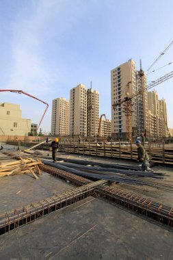 Luannan İlçesi - 18 Ekim 2015: 18 Ekim 2015 'te Çin' in Hebei Eyaleti, Luannan ilçesinde inşaat alanında takviye birlikleri kuran işçiler