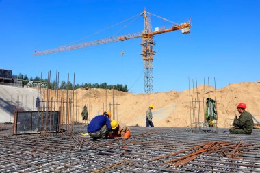 Luannan County - 28 Eylül 2016 'da inşaat işçileri ve kule vinci, 28 Eylül 2016' da, Luannan County, Hebei, Çin