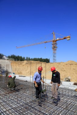 Luannan County - 28 Eylül 2016 'da inşaat işçileri ve kule vinci, 28 Eylül 2016' da, Luannan County, Hebei, Çin