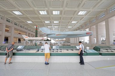 Pekin - 28 Haziran 2019: Sergi salonunda savaşçılar ve füzeler, Çin Halk Devrimci Askeri Müzesi, Pekin, Çin