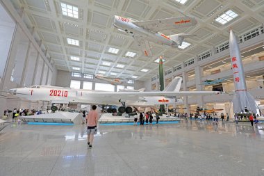 Pekin - 28 Haziran 2019: Sergi salonunda savaşçılar ve füzeler, Çin Halk Devrimci Askeri Müzesi, Pekin, Çin